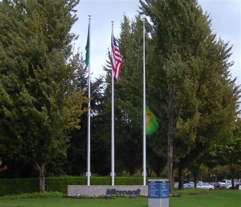 Picture: Microsoft flag at half-staff in honor of Steve Jobs – GeekWire