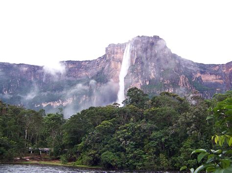 Los Viajes de Montenegro: Canaima: Magia en la selva venezolana.