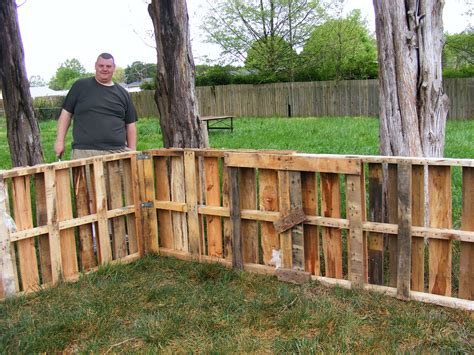 Chicken Fence from pallets Idea | Chickens | Pinterest | Chicken fence ...