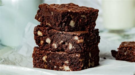 Chocolate Walnut Brownies - Gooey Brownies with Walnuts | Chenée Today