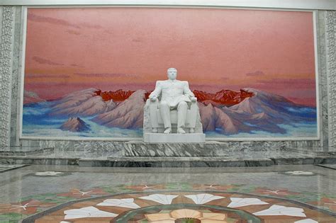 Kim Il-sung statue at the Grand People's Study House | Flickr