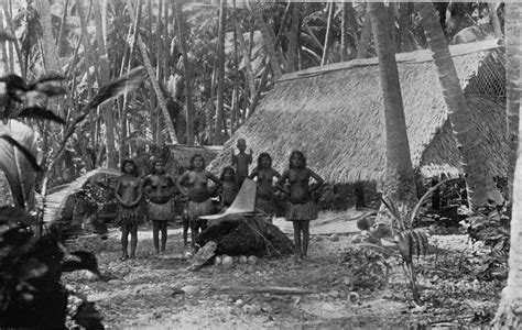 Nauruans in their traditional houses, Arenibek en 1896 | Banderas del ...