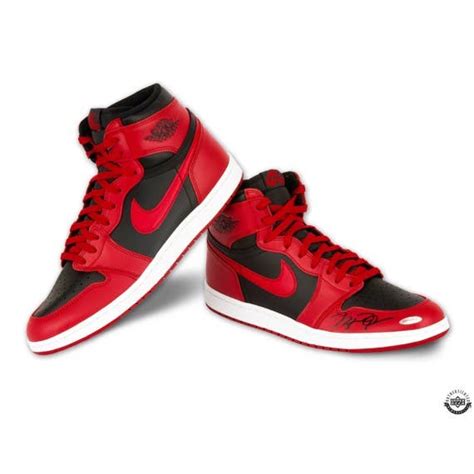 Michael Jordan Autographed Nike Air Jordan 1 Retro High 85 Varsity Red ...