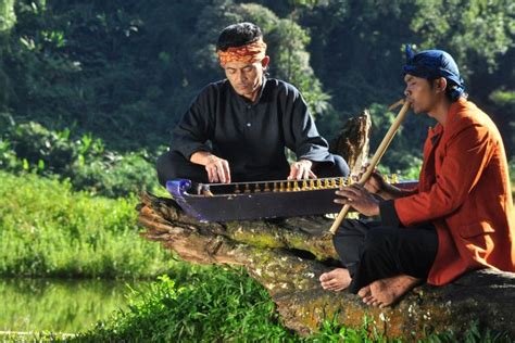 Alat Musik Tradisional Kecapi: Asal, Cara Memainkan, Fungsi, dan Bahan ...