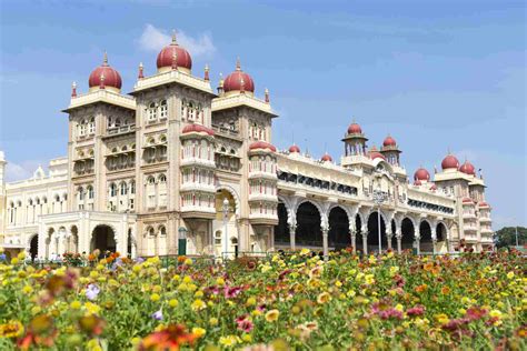 12 Top Tourist Places in Karnataka: Temples to Beaches