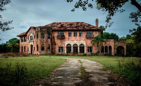 10 Abandoned Buildings in Florida Haunted by Black-Eyed Kids