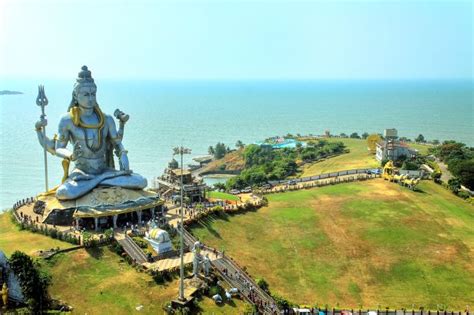 12 Top Tourist Places in Karnataka: Temples to Beaches