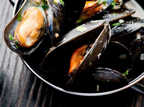 Mussels in Cream Sauce with White Wine and Jalapenos