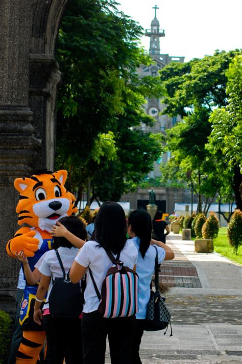 A hug from Quster (Quadricentennial UST tigER)... | Tatak Tomasino!