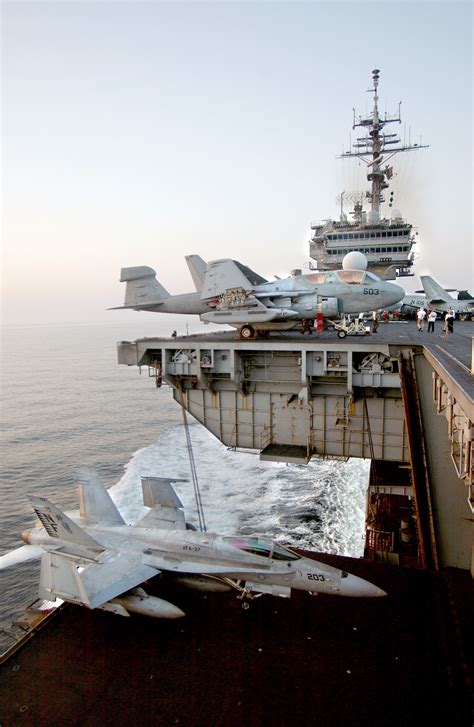 File:Aircraft elevator USS Kitty Hawk.jpg - Wikimedia Commons