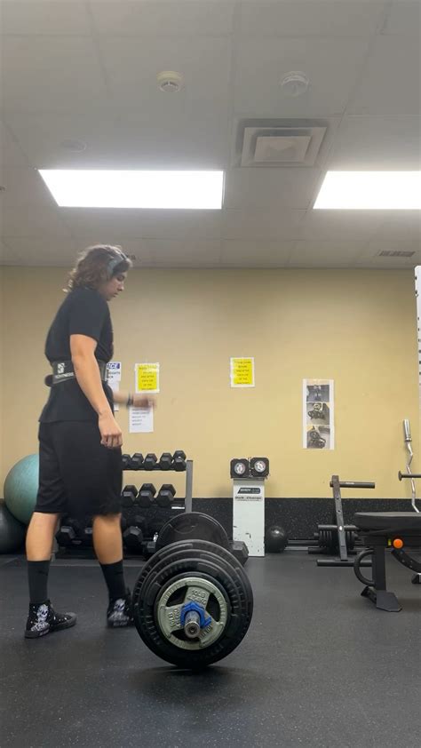 Form Check on Deadlift : r/formcheck