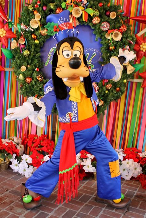 viva navidad | Goofy disney, Disney world characters, Disney holiday