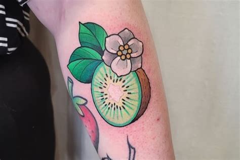 Kiwi tattoo: what does the fruit tattoo mean, styles and designs | VeAn ...