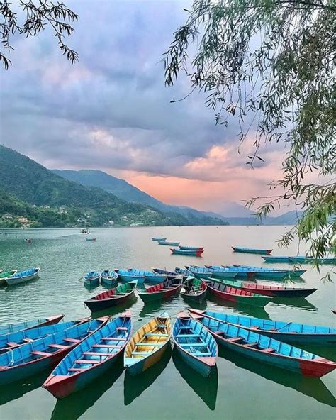 there are many boats that are docked in the water near each other on ...