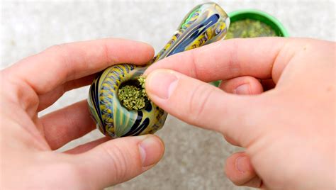 How to Pack a Weed Bowl: Do's and Don'ts | Fast Buds