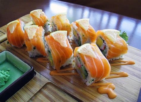 File:Norwegia Roll Salmon Sushi.jpg - Wikimedia Commons