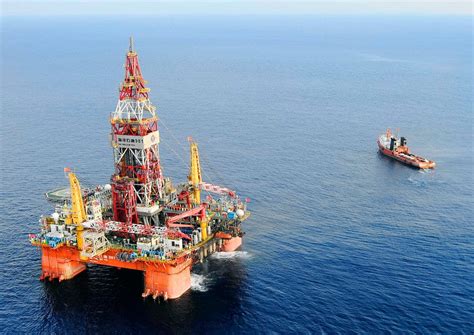 Deepwater oil drilling: discovering pros and cons of a controversial ...