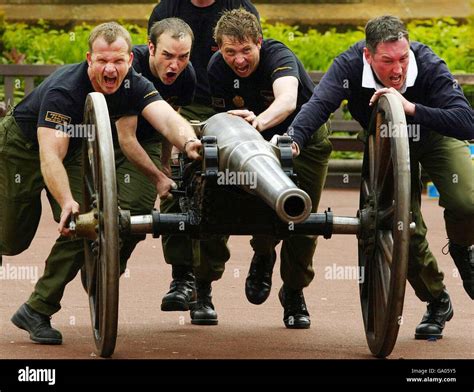 Royal navy field gun hi-res stock photography and images - Alamy