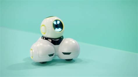 Cue Robot - Wonder Workshop - YouTube