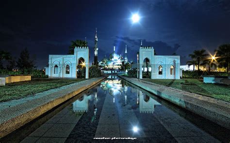 Masjid Kristal and the moon - Night shot ~ Neezhom