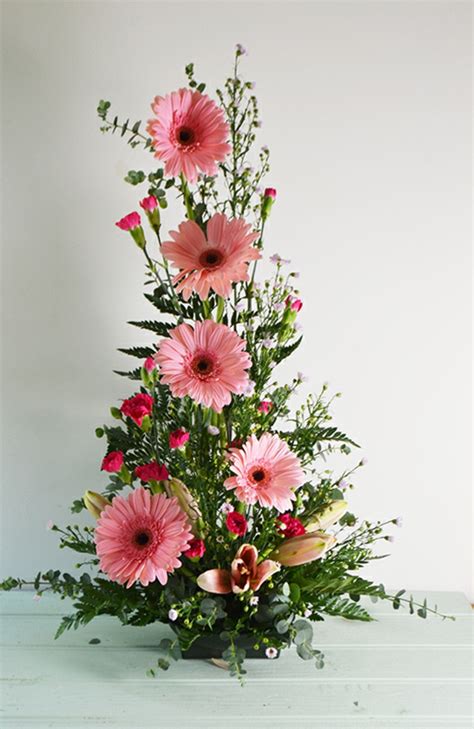 L’ art floral moderne – jolis arrangements de fleurs fraîches