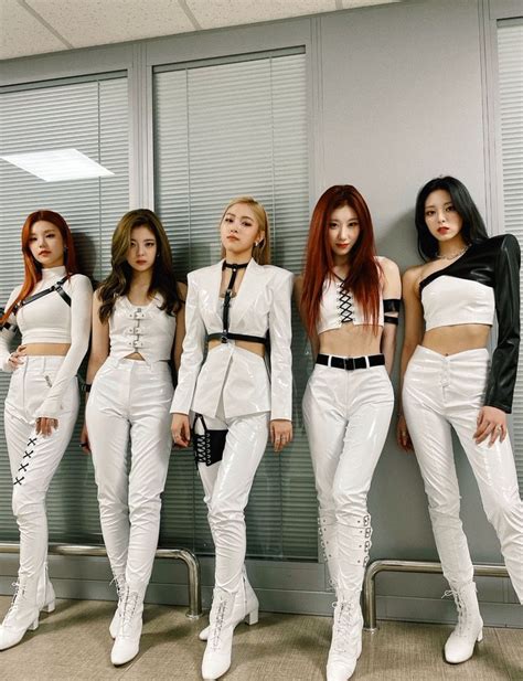 ITZY on Twitter | Stage outfits, Kpop fashion outfits, Kpop fashion