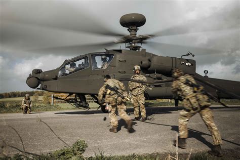 Debut of the Latest Apache Attack Helicopter - amazingmindscape.com