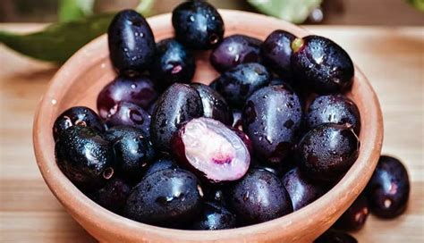 10 Health Benefits of Eating Black Plum - lifeberrys.com