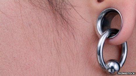 Ear stretching: Why is lobe 'gauging' growing in popularity? - BBC News