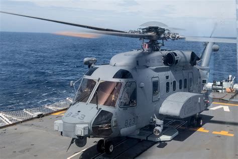 SNAFU!: CH-148 Cyclone helicopter takes off from HMCS Ville de Québec ...