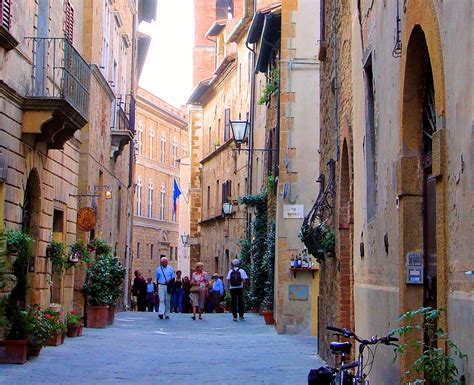 Guided Tour to the Tuscan Hilltop Town of Pienza, Italy