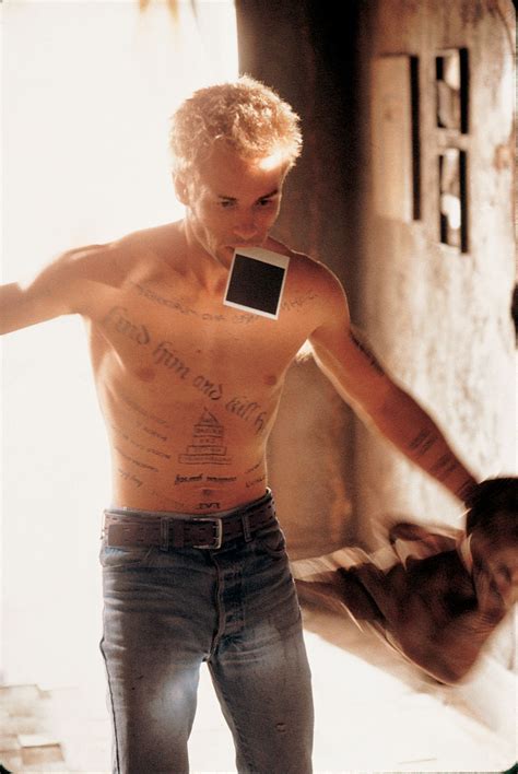 Guy Pearce in MEMENTO (2000) | Movie tattoos, Film noir, Cinema