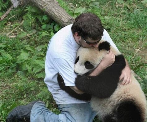 13 pictures of humans hugging animals that will make you feel better