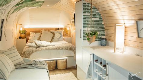 Cape Winelands Airstream Trailer Interio|Hotel