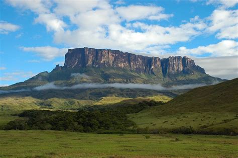 Mount Roraima on the border between Brazil/Venezuela/Guyana. [OC ...