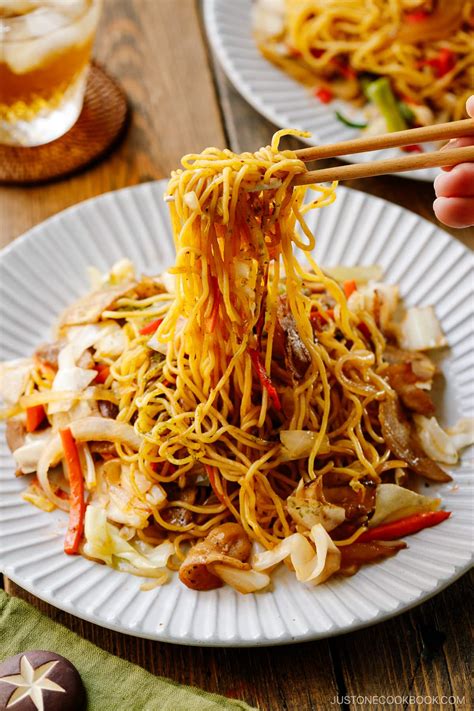 Yakisoba (Japanese Stir-Fried Noodles)(Video) 焼きそば • Simply One ...