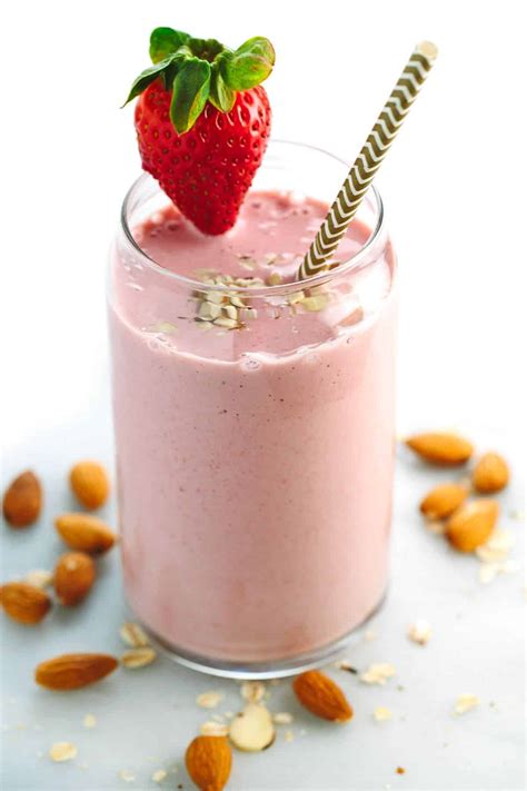 Strawberry Banana Smoothie Recipe with Almond Milk | Jessica Gavin