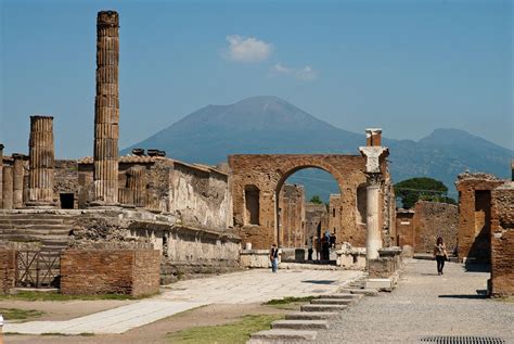 August 24, AD 79: Vesuvius Destroys Pompeii! - Stephen Morris, author