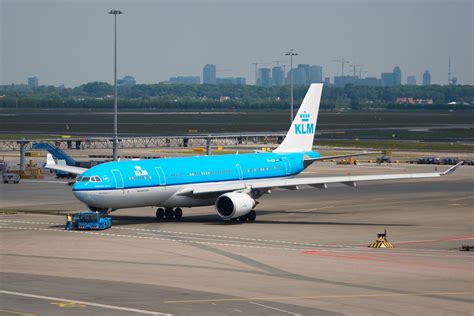 File:Airbus A330-203 - KLM - PH-AOF - EHAM (2).jpg