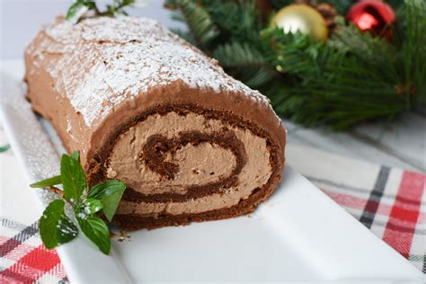 Yule Log Cake Recipe: A Christmas Classic & Showstopper