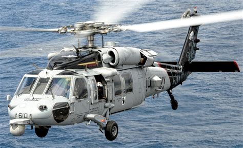 MH-60 Seahawk of US Navy Hovering - AERONEF.NET