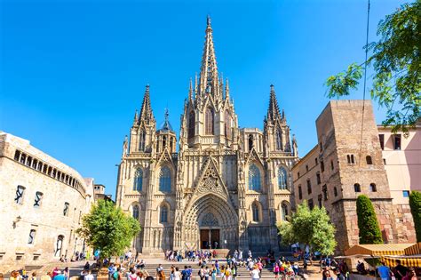 Gothic Quarter in Barcelona - Explore a Maze of Medieval Streets and ...