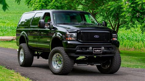 Lifted Diesel Ford Excursion Rolls over the Competition | Ford-trucks