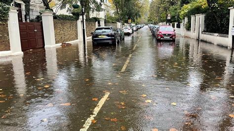 Flooding in London: Heavy rain causes travel disruption - BBC News