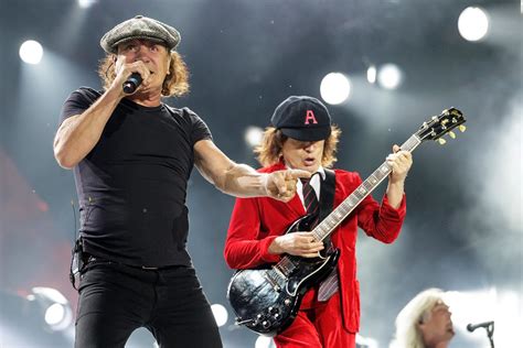 Angus Young Does Duck Walk at Awards Show- Puts Popstars To Shame ...