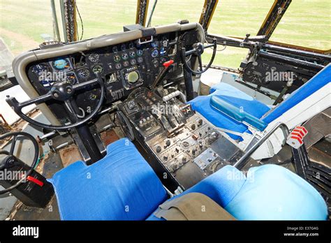 Plane cockpit interior -Fotos und -Bildmaterial in hoher Auflösung – Alamy