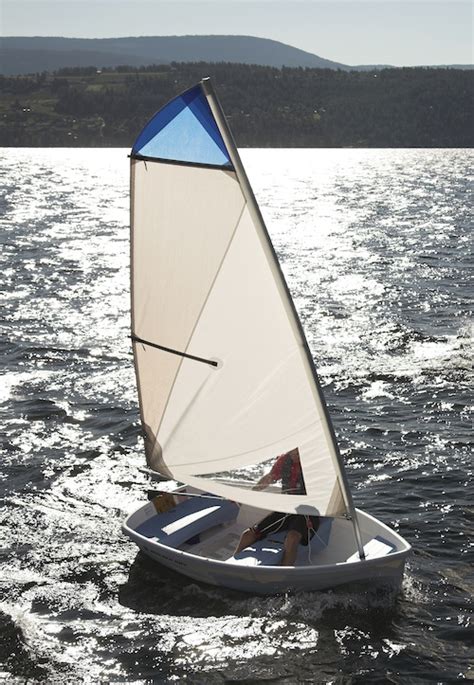 Best Small Sailboats for Beginners | Discover Boating