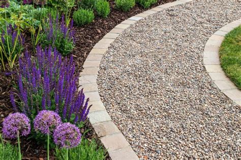 Pea Gravel Patio: 15 Pros and Cons to Consider Before Installation ...