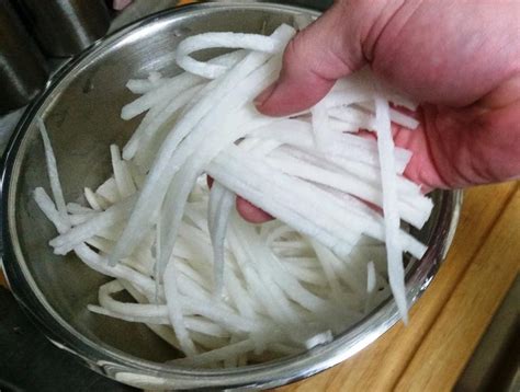 Daikon "Noodles" - Easy Lo-Carb