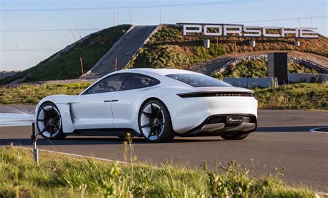 Top 10 best electric & hybrid cars coming in 2019-2020 | PerformanceDrive